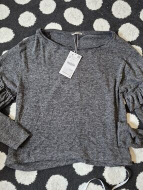 Zara Gray Ruffle-Sleeve Knit Top